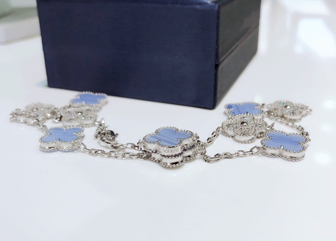 [Raffine] COLLAR DE PLATA CON 10 MOTIVOS DE TRÉBOL, CALCEDONIA Y DIAMANTES
