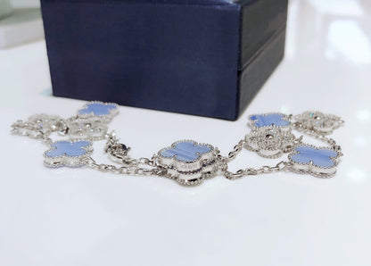 [Raffine] COLLAR DE PLATA CON 10 MOTIVOS DE TRÉBOL, CALCEDONIA Y DIAMANTES