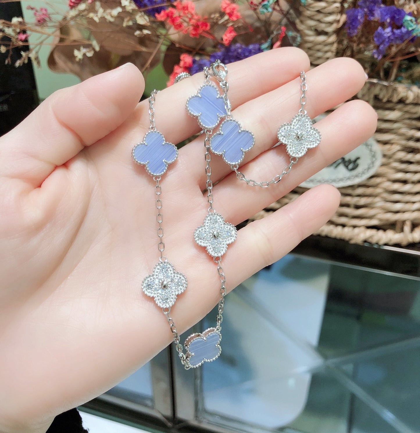 [Raffine] COLLAR DE PLATA CON 10 MOTIVOS DE TRÉBOL, CALCEDONIA Y DIAMANTES