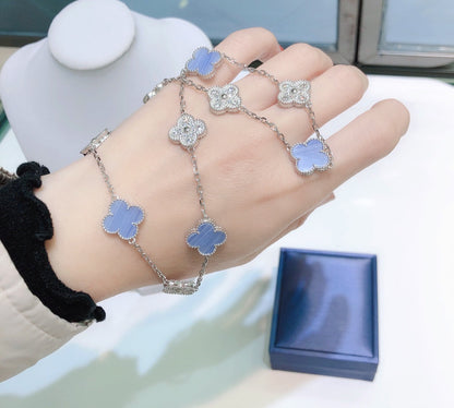 [Raffine] COLLAR DE PLATA CON 10 MOTIVOS DE TRÉBOL, CALCEDONIA Y DIAMANTES