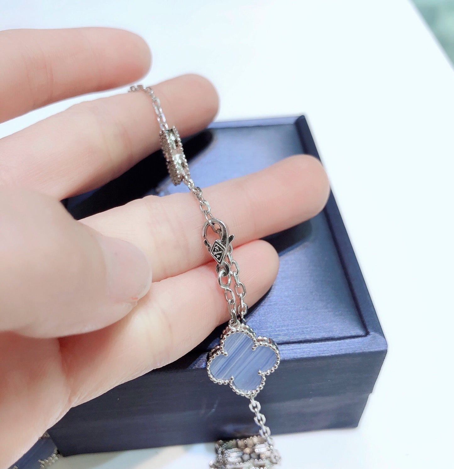 [Raffine] COLLAR DE PLATA CON 10 MOTIVOS DE TRÉBOL, CALCEDONIA Y DIAMANTES