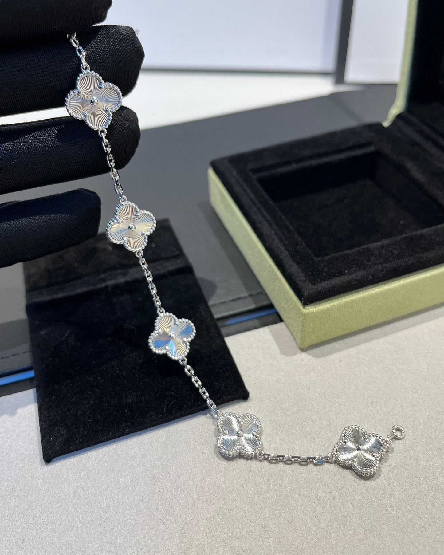 [Raffine]Pulsera de plata con 5 motivos de trébol 