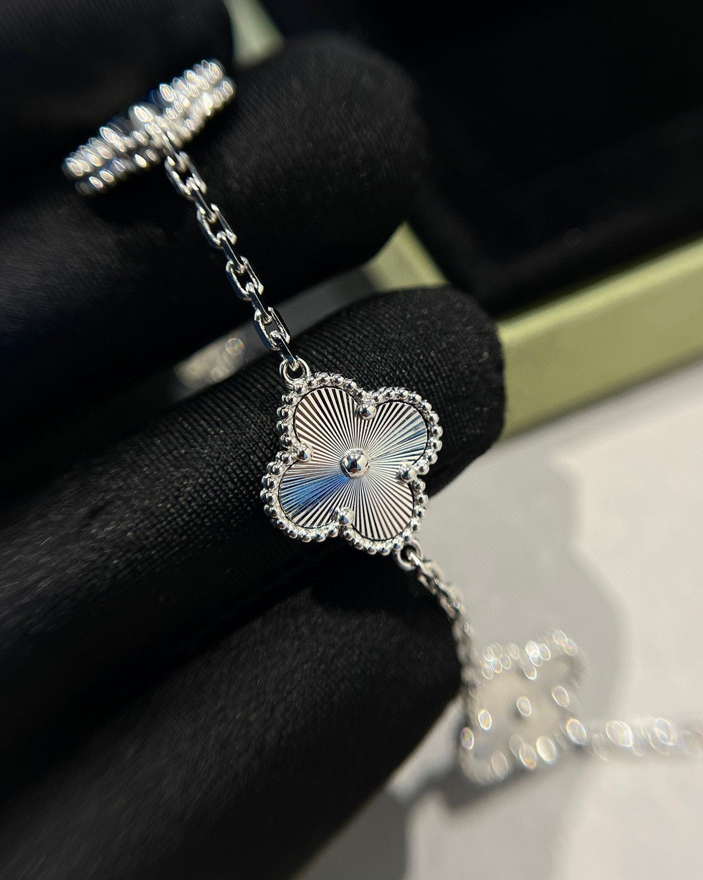 [Raffine]Pulsera de plata con 5 motivos de trébol 
