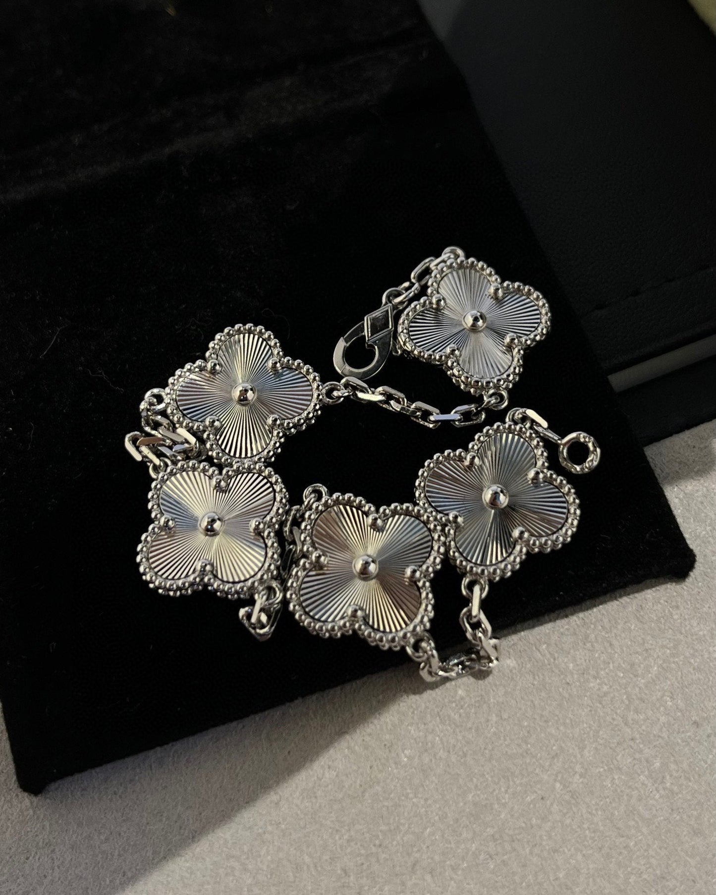 [Raffine]Pulsera de plata con 5 motivos de trébol 