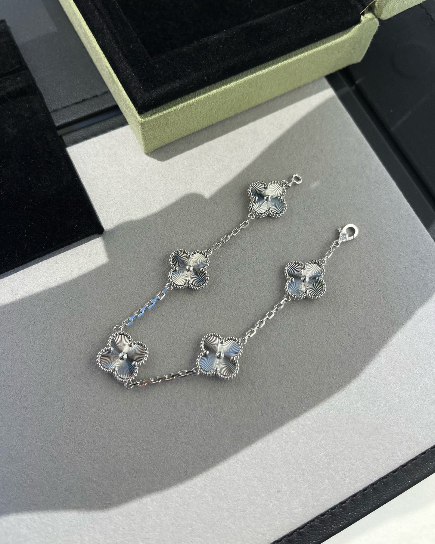 [Raffine] مجموعة سوار CLOVER 5 MOTIF LASER